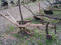 Charrues a 1 soc (Fete de la Moisson St Simeon de Bressieux 2006) (1)